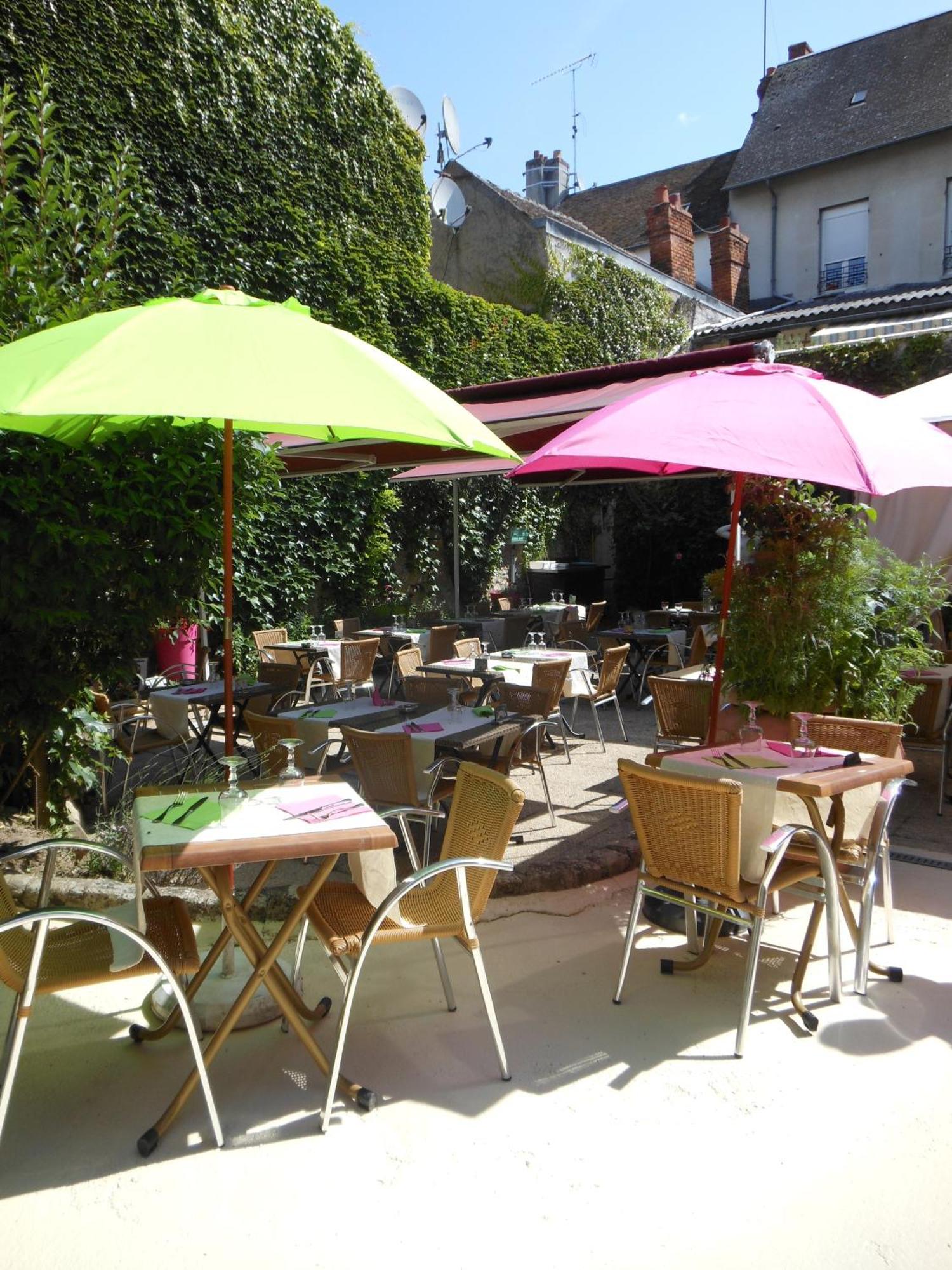 Logis - Hotel Restaurant L'Ecu De France Malesherbes Exterior photo