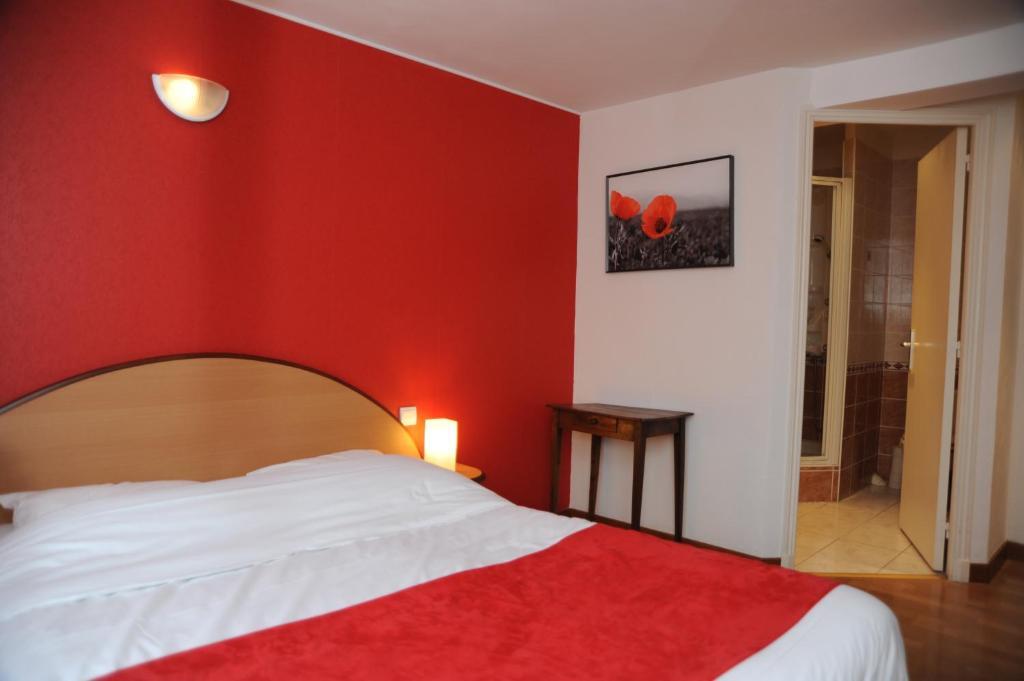 Logis - Hotel Restaurant L'Ecu De France Malesherbes Room photo