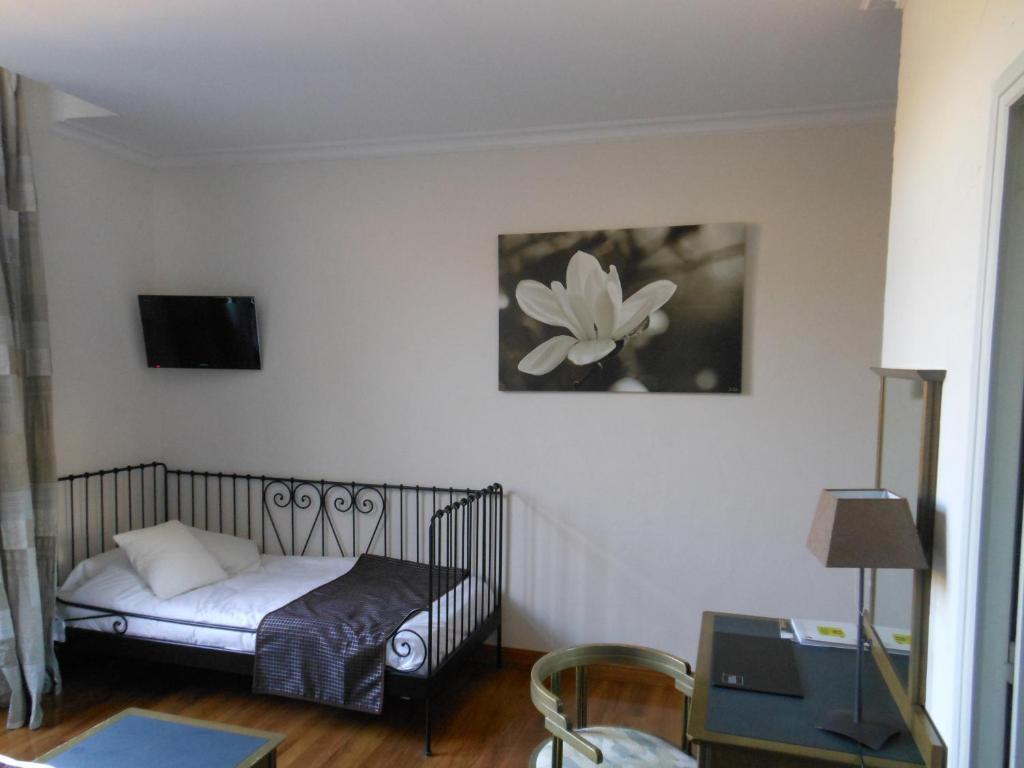 Logis - Hotel Restaurant L'Ecu De France Malesherbes Room photo